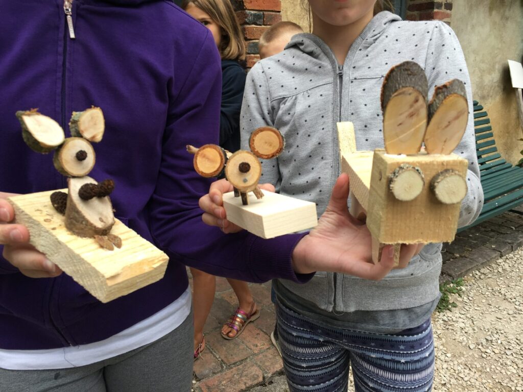 Jouets en bois fabriqué avec des petits bois coupés et des fruits glanés par les enfants.