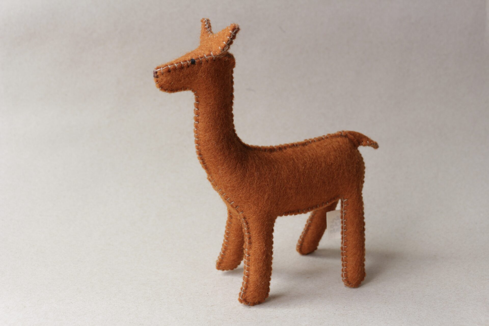 Deer figurine in oeko-tex 100 wool felt
