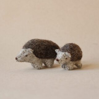 Figurines hérissons en laine feutrée