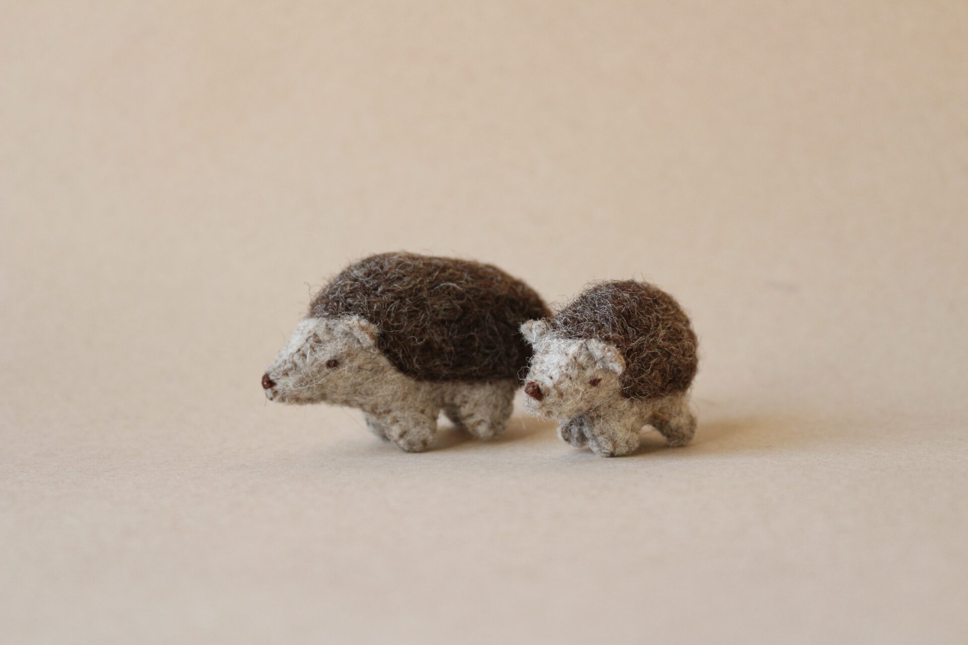 Figurines hérissons en laine feutrée