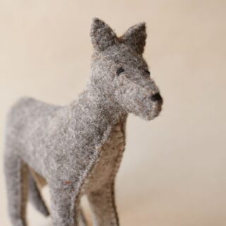 Figurine loup en laine feutrée