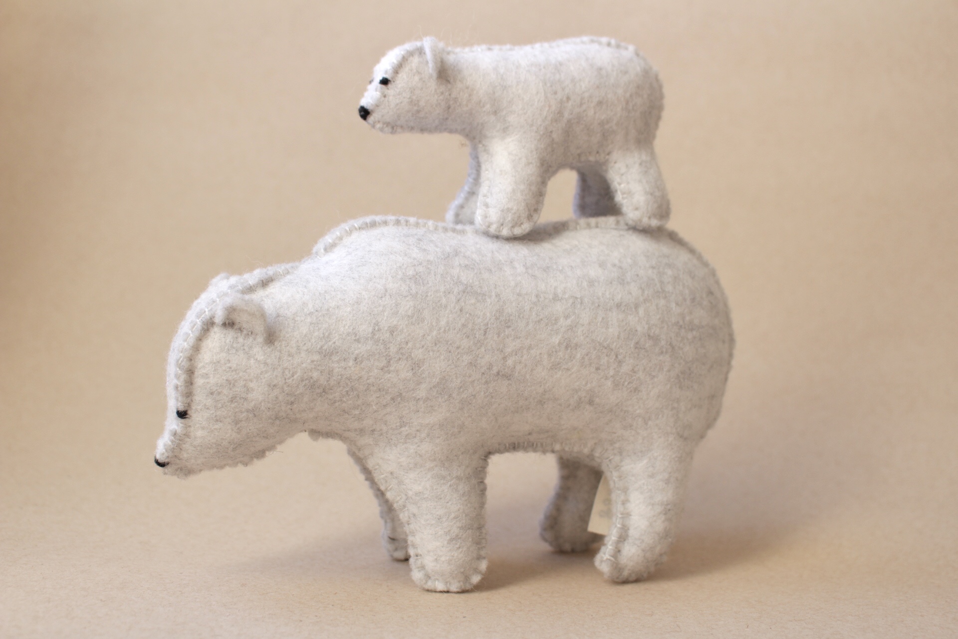 Ours polaire et ourson en feutrine de laine vierge