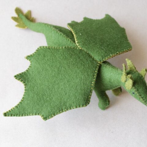 Figurine de dragon vert en laine "bio"