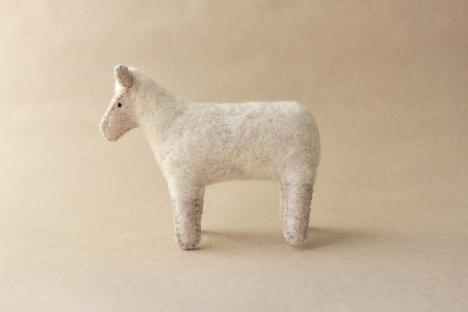 Jouet mouton en feutrine de laine pure laine vierge mérinos