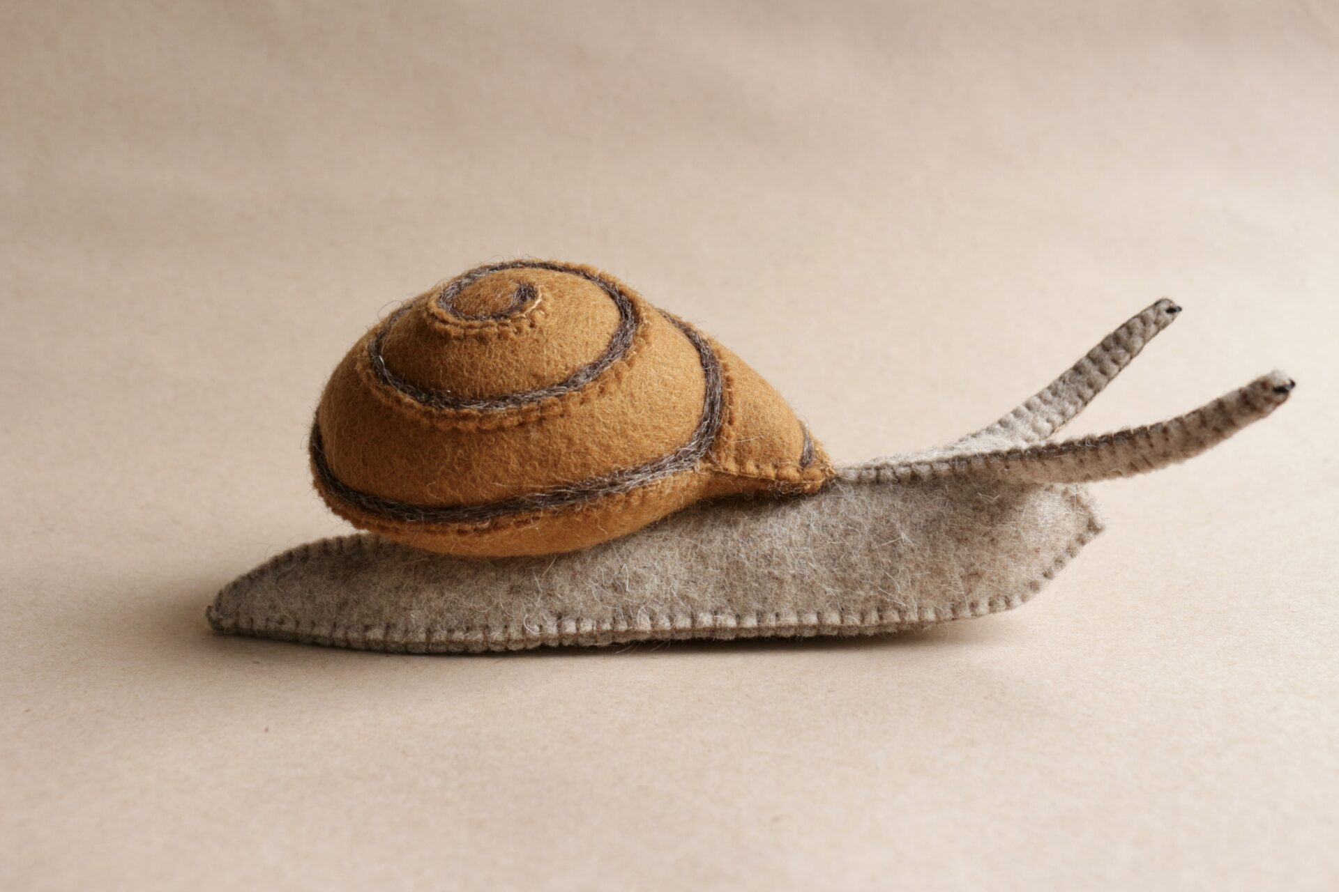 Snail plush 100% wool